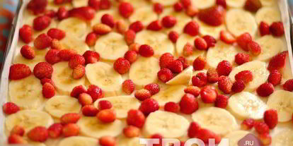 Шаг 8: торта-суфле с клубникой и бананами