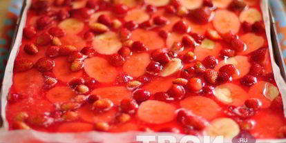 Шаг 9: торта-суфле с клубникой и бананами