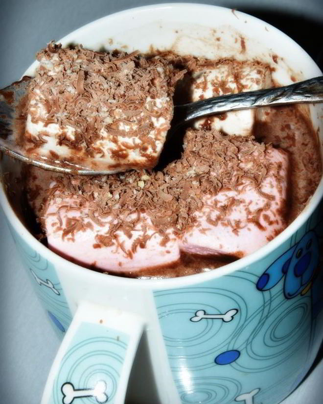 Рецепт густого горячего шоколада со взбитыми сливками и зефиром