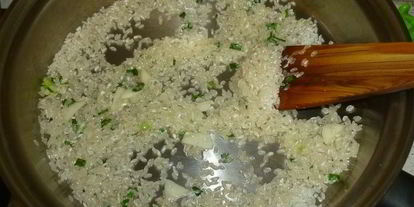 Шаг 1: аранчинь с горошкома и крабовыма мясома