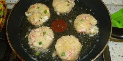 Шаг 6: аранчинь с горошкома и крабовыма мясома