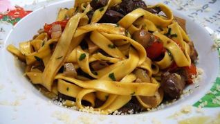 Рецепт Домашней лапши с говядиной и белыми грибами в сливочном соусе