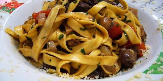 Рецепт Домашней лапши с говядиной и белыми грибами в сливочном соусе