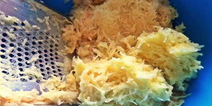 Шаг 1: драников из картофеля, кабачка и яблока