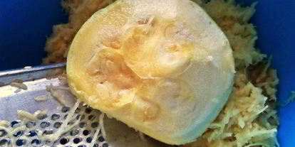 Шаг 2: драников из картофеля, кабачка и яблока