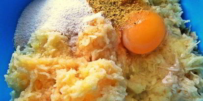 Шаг 4: драников из картофеля, кабачка и яблока