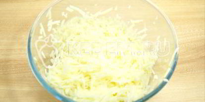 Шаг 1: драников картофельных с зеленым луком