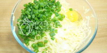 Шаг 2: драников картофельных с зеленым луком