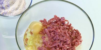 Шаг 1: драников с колбасой и сырной пастой