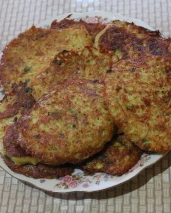 Рецепт драников с копченым сыром и луком