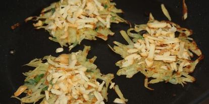 Шаг 2: драников с копченым сыром и луком