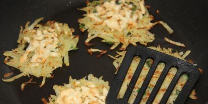 Шаг 3: драников с копченым сыром и луком