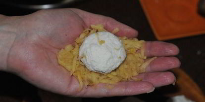 Шаг 2: драников с творожными шариками