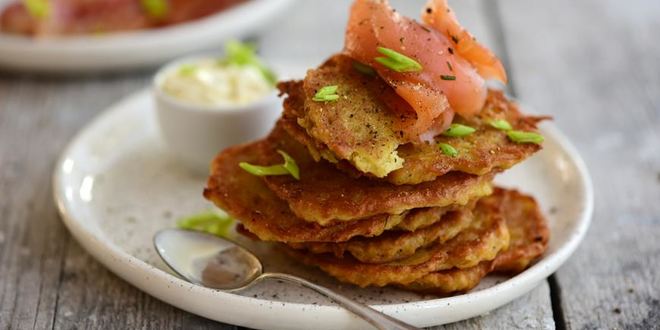 Рецепт Драников с зеленым луком и сметаной