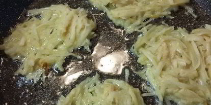 Шаг 3: драников, запеченных с грибами и мясом под сырным соусом