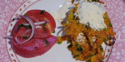 Шаг 12: хрустящих драников с помидорами и маринованным луком