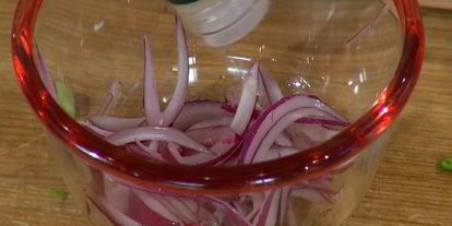 Шаг 4: хрустящих драников с помидорами и маринованным луком