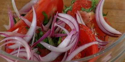 Шаг 8: хрустящих драников с помидорами и маринованным луком