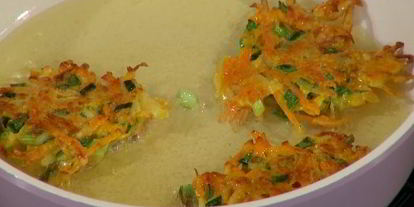 Шаг 9: хрустящих драников с помидорами и маринованным луком