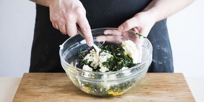 Шаг 1: блинов-каннеллонь с фрикадельками, шпинатом и сыром