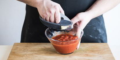 Шаг 2: блинов-каннеллонь с фрикадельками, шпинатом и сыром