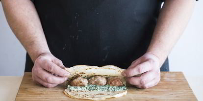 Шаг 3: блинов-каннеллонь с фрикадельками, шпинатом и сыром