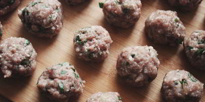 Шаг 2: фрикаделек на шпажке с томатным соусом