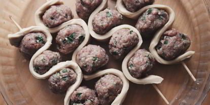 Шаг 5: фрикаделек на шпажке с томатным соусом