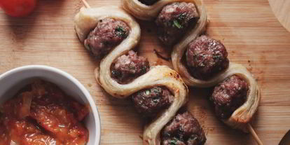 Шаг 6: фрикаделек на шпажке с томатным соусом