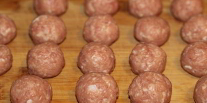 Шаг 2: фрикаделек с картофелем в горшочках