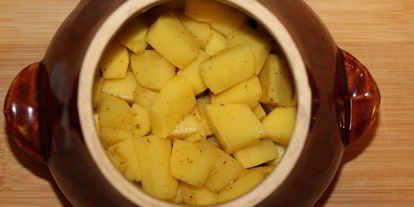 Шаг 3: фрикаделек с картофелем в горшочках