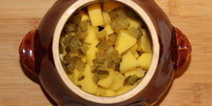 Шаг 4: фрикаделек с картофелем в горшочках