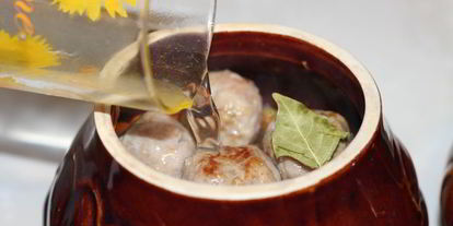 Шаг 8: фрикаделек с картофелем в горшочках