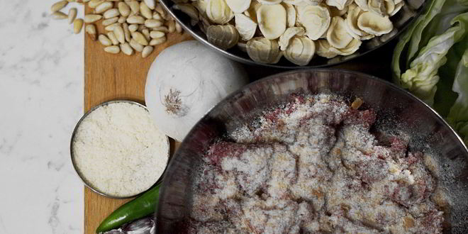 Рецепт изысканные ореккьете с фрикадельками, листовой капустой и кедровыми орешками