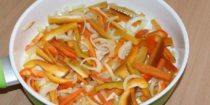 Шаг 1: соте со стручковой фасолью и фрикадельками