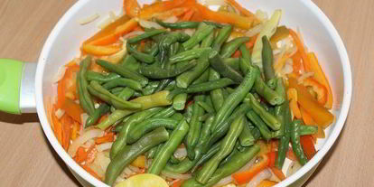 Шаг 2: соте со стручковой фасолью и фрикадельками