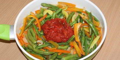 Шаг 3: соте со стручковой фасолью и фрикадельками