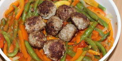 Шаг 4: соте со стручковой фасолью и фрикадельками