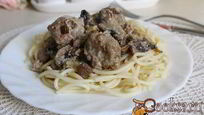 Рецепт Спагетти с фрикадельками в сметанно-грибном соусе