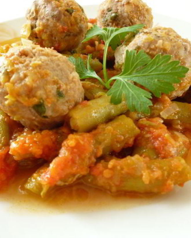 Рецепт спаржевой фасоли с фрикадельками в пикантном соусе