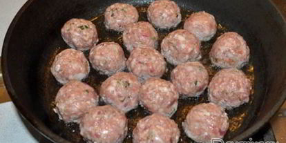 Шаг 2: тушеных фрикаделек в грибном соусе