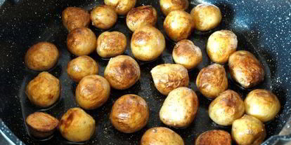 Шаг 1: гарнира иза молодого картофели в сковороде