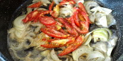 Шаг 3: гарнира иза молодого картофели в сковороде