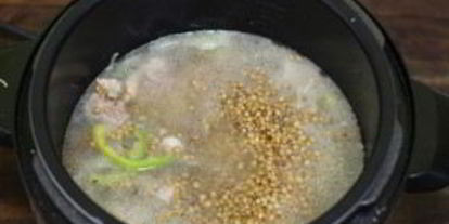 Шаг 1: чечевицы со свининой в мультиварке