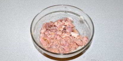 Шаг 1: готовима картофель с тушенкой