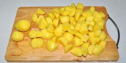 Шаг 2: готовима картофель с тушенкой