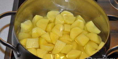 Шаг 3: готовима картофель с тушенкой