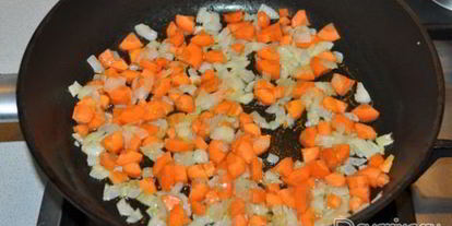 Шаг 4: готовима картофель с тушенкой