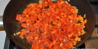 Шаг 5: готовима картофель с тушенкой