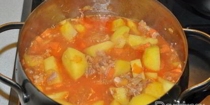 Шаг 6: готовима картофель с тушенкой